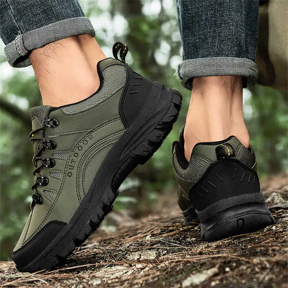 Homens e Mulheres Andando Sapa - Men Shoes Types Name avaliação e preço